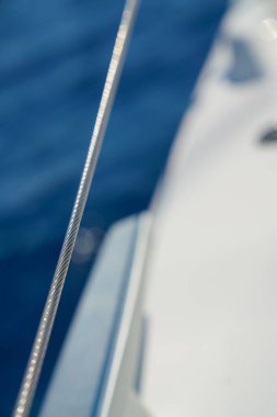 Tekneyi katamaranla donatmanın ayrıntıları ve bulanık deniz