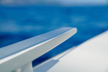 Gemiler için demirleme bölmelerini kapatın. Çapa ana köprüsü bloğu, arka planda deniz var
