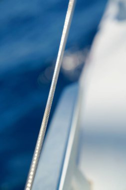 Tekneyi katamaranla donatmanın ayrıntıları ve bulanık deniz