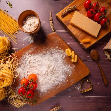  Makarna başına malzeme, farina, su un tagliere di legno 