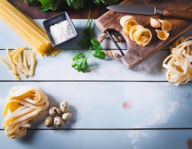  Makarna başına malzeme, farina, su un tagliere di legno 