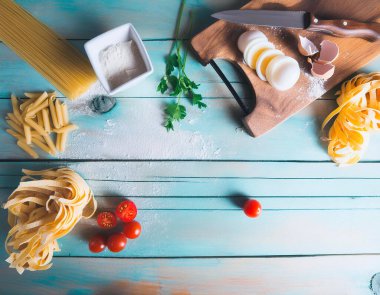  Makarna başına malzeme, farina, su un tagliere di legno 