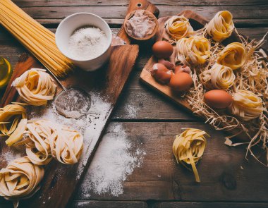  Makarna başına malzeme, farina, su un tagliere di legno 