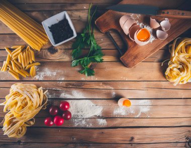  Makarna başına malzeme, farina, su un tagliere di legno 