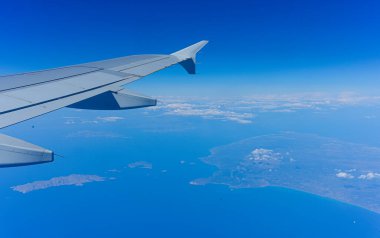 Hava ovasının penceresinden Dünya 'yı ve gökyüzünü bir hava ovasının penceresinden görün. 