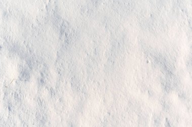 Kar tarlası, yukarıdan çekilmiş, gölgelerle, küçük taneli taze beyaz kar.