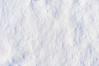 Kar tarlası, yukarıdan çekilmiş, gölgelerle, küçük taneli taze beyaz kar.