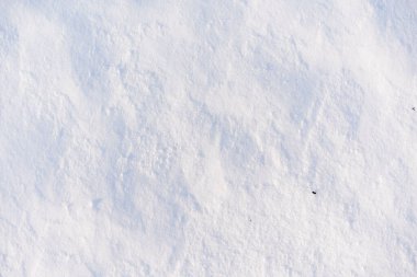 Kar tarlası, yukarıdan çekilmiş, gölgelerle, küçük taneli taze beyaz kar.