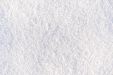 Kar tarlası, yukarıdan çekilmiş, gölgelerle, küçük taneli taze beyaz kar.