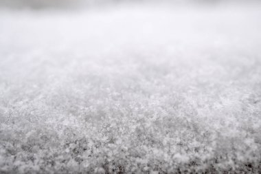 Bir kar dokusunun yakın plan fotoğrafı, bireysel pullar görünür, farklı açılardan çekilmiş makro fotoğrafçılık ve farklılaştırılmış odak