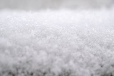 Bir kar dokusunun yakın plan fotoğrafı, bireysel pullar görünür, farklı açılardan çekilmiş makro fotoğrafçılık ve farklılaştırılmış odak