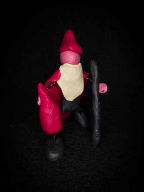 Renkli kilden yapılmış, soyut bir sanat tasarımı sergilenen, karanlık bir zemin üzerine kurulmuş el yapımı bir heykel. Yaratıcı sanat projeleri, el işi tasvirleri ve eşsiz el yapımı heykeller için mükemmel..