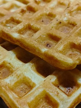 Altın rengi, çıtır çıtır waffle 'lar sunuluyor. Dokularını ve ızgara detaylarını gözler önüne seriyorlar. Yemek tutkunları ve kahvaltı için mükemmel bir ilham kaynağı..