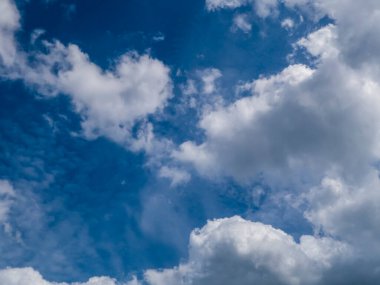 Geniş Mavi Gökyüzü Yumuşak Beyaz Bulutlarla süslenir