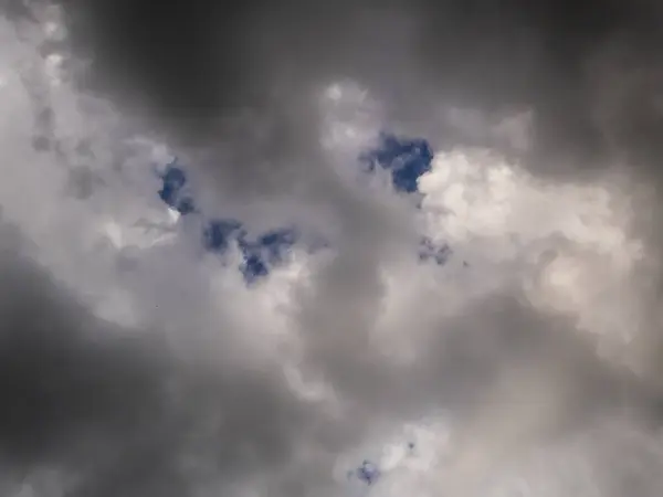 Koyu Bulutlar Arasında Mavi Parıltılarıyla dramatik Fırtınalı Gökyüzü