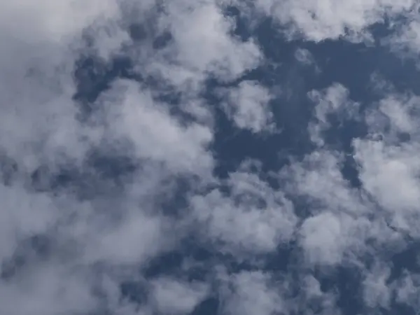 Parlak Mavi Gökyüzü Dağılmış Beyaz Bulutlar ve Güneş Işığı Yaması