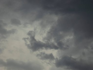 Gri, bulutlu ve bulutlu gökyüzünün geniş bir görüntüsü.