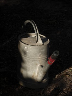 Kırsal sulama tenekesi güneş ışığında hortumla.