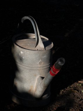 Kırsal sulama tenekesi güneş ışığında hortumla.