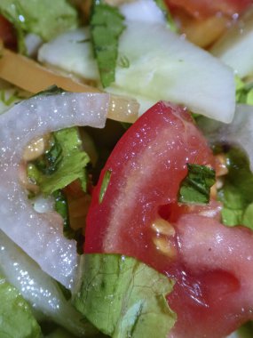 Taze sebzeli sağlıklı salata..