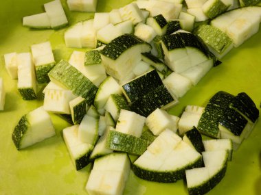 Yüzeyde pişmeye hazır taze doğranmış kabak..