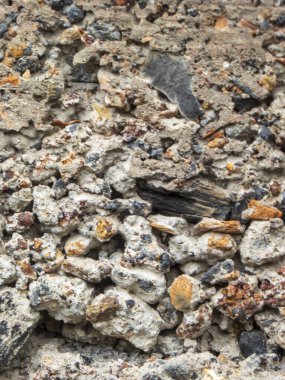 Dokulu, yıpranmış taş ve betonun yakın çekim görüntüsü.