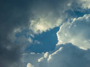 Çarpıcı bulutlarla dolu görkemli bir gökyüzünde küçük bir açıklık..