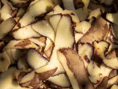 Yiyecek veya gübre için taze çiğ patates kabuklarının yakın plan görüntüsü