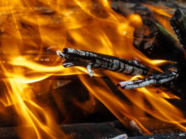 Yoğun ateş, ısı ve parlayan közlerin hareketli, dinamik yakın çekimi