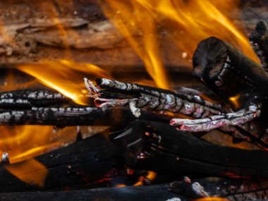 Yoğun ateş, ısı ve parlayan közlerin hareketli, dinamik yakın çekimi