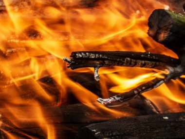 Yoğun ateş, ısı ve parlayan közlerin hareketli, dinamik yakın çekimi