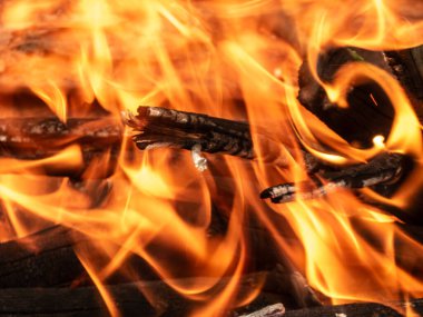 Yoğun ateş, ısı ve parlayan közlerin hareketli, dinamik yakın çekimi