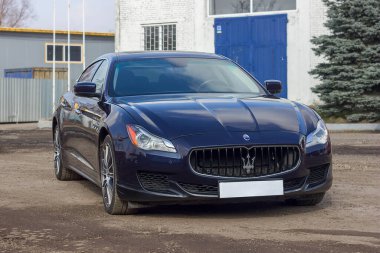 Lviv Ukrayna - 03 04 2023: Mavi Maserati dörtlüsü, İtalyan lüks arabası, modern arabaların hızı ve konforu