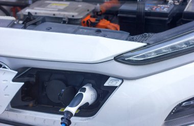 Elektrikli araba şarj istasyonundan şarj ediliyor. Yakın çekim, seçici odaklı.