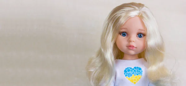 Plastic Mooie Pop Blond Gezicht Close Kleding Met Een Hart — Stockfoto