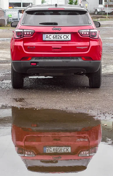 Lviv Ucraina 2023 Auto Jeep Rossa Parcheggio Caso Pioggia Riflessione — Foto Stock