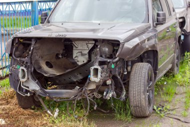 Lviv Ukrayna - 06 11 2023: Açık hava otoparkında kırık bir araba jipi vatanseveri