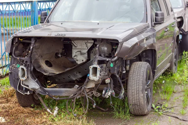 Lvivウクライナ 2023年 オープンエアの駐車場で壊れた車のジープの愛国者 — ストック写真