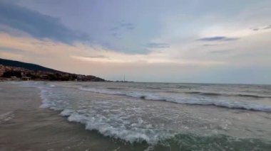 Güzel deniz manzarası ve akşam üstü, günbatımında dalgalar, Bulgaristan Karadeniz kıyısı