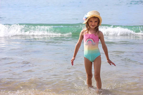 明るい晴れた日には 海の背景に明るい水着と帽子の美しい少女は 選択的な焦点 ストックフォト