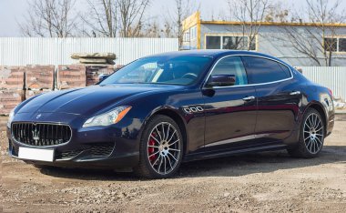 Lviv Ukrayna - 03 04 2023: Mavi Maserati dörtlüsü, İtalyan lüks arabası, modern arabaların hızı ve konforu