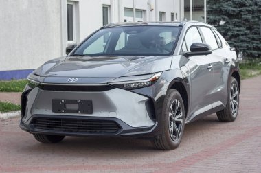Toyota bz4 Gri renkli elektrikli araba. Otoparkta, araba galerisinin önünde.
