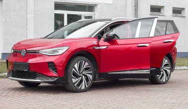 Lviv Ukrayna - 06 11 2023: Kırmızı volkswagen elektrikli araba şehrin otoparkında, çevre dostu modern araba