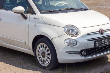 Lviv Ukrayna - 08 20 2023: Küçük araba Fiat 500 Dolcevita otoparkta