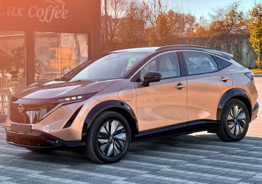 lviv Ukrayna - 11 09 2023: Japon SUV Nissan Aria park yerinde altın renkli, yeni elektrikli bir araba, modern ekonomik bir araba