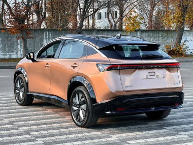 lviv Ukrayna - 11 09 2023: Japon SUV Nissan Aria park yerinde altın renkli, yeni elektrikli bir araba, modern ekonomik bir araba