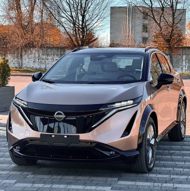 lviv Ukrayna - 11 09 2023: Japon SUV Nissan Aria park yerinde altın renkli, yeni elektrikli bir araba, modern ekonomik bir araba