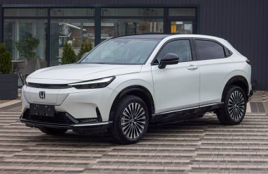 Lviv Ukrayna - 11 05 2023: Elektrikli yeni beyaz araba Honda E-HS1, ekolojik elektrikli araçların satışı, seçici odak noktası