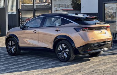 lviv Ukrayna - 11 09 2023: Japon SUV Nissan Aria park yerinde altın renkli, yeni elektrikli bir araba, modern ekonomik bir araba