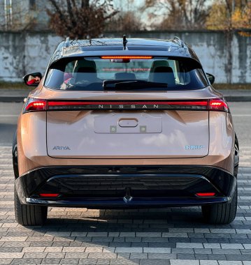 lviv Ukrayna - 11 09 2023: Japon SUV Nissan Aria park yerinde altın renkli, yeni elektrikli bir araba, modern ekonomik bir araba